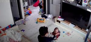 14개월 된 아기를 때리고 꼬집은 ‘금천구 아이돌보미’…CCTV 영상 확인하니 ‘경악’