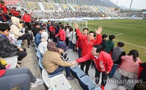 [K리그1] ‘황교안 경기장 유세’ 경남 FC, 제재금 2,000만원 징계 확정…명분-실리 모두 잃은 자유한국당