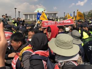 자유한국당 김학용, 국회 환노위 위원장…노동법 개정 관련해 민주노총에서 면담 시도