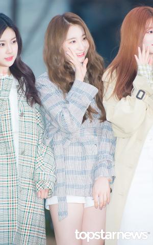 [HD포토] 아이즈원(IZ*ONE) 이채연, ‘수줍은 손인사’ (뮤직뱅크)