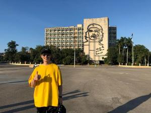 ‘트래블러’ 이제훈, 믿기지 않는 우월한 얼굴 크기…“준열이가 쿠바에서 찍어준 사진”