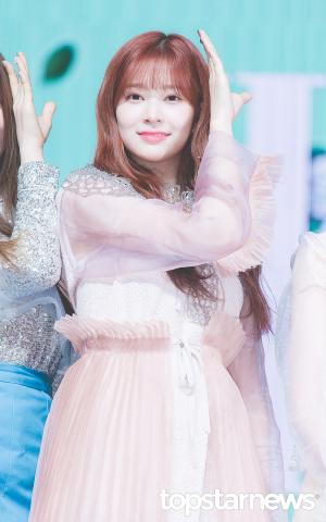 [HD포토] 아이즈원(IZ*ONE) 김민주, ‘새하얀 피부 뽐내며’ (비올레타)