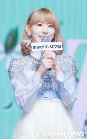 [HD포토] 아이즈원(IZ*ONE) 미야와키 사쿠라, ‘벚꽃 비주얼 뽐내며’ (비올레타)