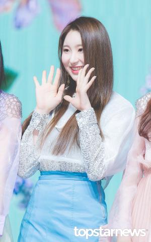 [HD포토] 아이즈원(IZ*ONE) 이채연, ‘수줍은 손인사’ (비올레타)