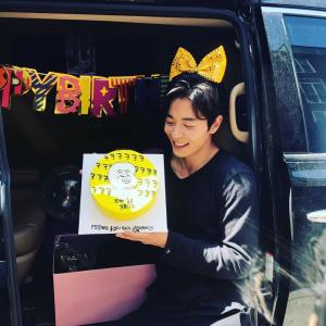 ‘그녀의 사생활’ 김재욱, 케이크 들고 한 컷…“Thank you”