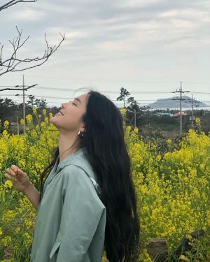 손나은, 제주도 여행 사진 공개...“유채꽃과 하나된 손여신”