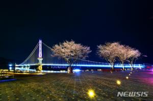 충남 예산군 예당호 출렁다리, 벚꽃부터 별미까지…볼거리 가득