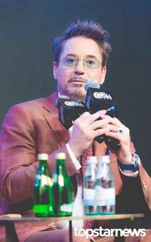 [HD포토] 로버트 다우니 주니어(Robert Downey Jr.), ‘톱스타에 걸맞는 마이크 개수’ (어벤져스: 엔드게임 아시아 프레스 컨퍼런스)