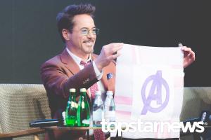 [UHD포토] 로버트 다우니 주니어(Robert Downey Jr.), ‘어벤저스 로고가 그려진 선물’ (어벤져스: 엔드게임 아시아 프레스 컨퍼런스)