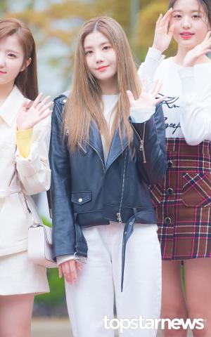 [HD포토] 아이즈원(IZ*ONE) 권은비, ‘인형의 손인사’ (뮤직뱅크)