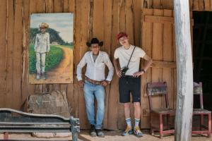 ‘트래블러’ 류준열, 쿠바 담배농장 할아버지 옆에서 당당한 포즈…“시선 강탈하는 빨간 모자”