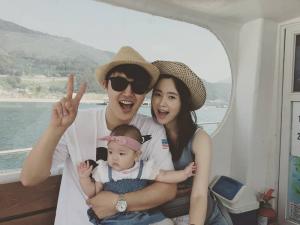 메이비♥윤상현, 영화 스틸컷 방불하게 하는 가족사진 공개…‘이상적인 가족’