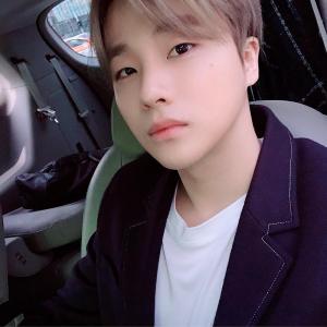 아이콘(iKON) 김진환, 청순한 미모 자랑…‘무결점 피부까지 눈길’