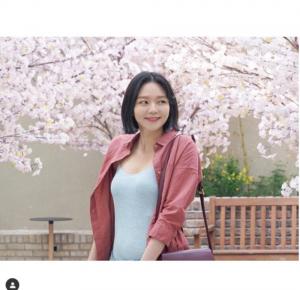 이솜, 러블리함이 물씬 풍기는 사진 공개…“봄, 벚꽃 그리고 이솜”