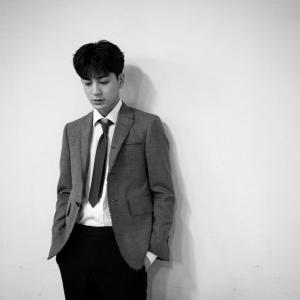 아이콘(iKON) 송윤형(SONG), 흑백 사진 속 시크한 매력 눈길…“팬미팅 대한 기대감 상승 중”