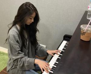 지연, 피아노 치는 일상 공개…‘미모는 열일 중’