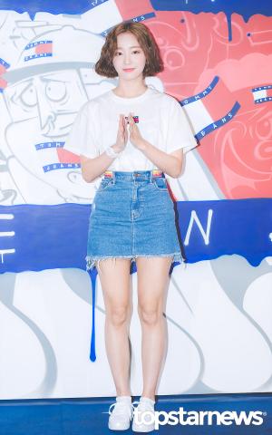 [HD포토] 모모랜드(MOMOLAND) 연우, ‘흰 티셔츠와 청치마로 완성한 여친룩’