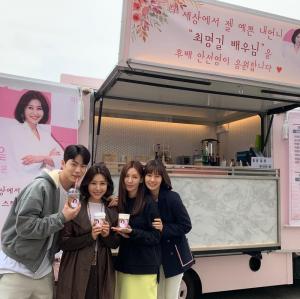 최명길, 김소연-유선-홍종현과 커피차 인증샷…‘나이 무색한 케미’