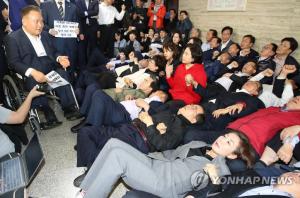 청년단체 &apos;선거개혁 청소년행동&apos;, &apos;회의방해&apos; 한국당 의원들 현행범 체포해야