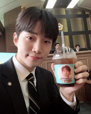 ‘자백’ 이준호, 정소민-최귀화 커피차 선물 인증샷…“너무 잘 마셨습니다”