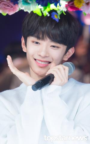 [HD스토리] 베리베리(VERIVERY) 강민, ‘쇼챔피언’ MC석 밝힌 외모 ‘누가 꽃일까요’