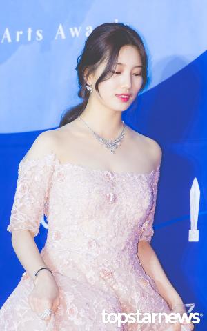 [HD포토] 수지(SUZY), ‘어깨 드러낸 드레스로 완성한 미모’ (백상예술대상)