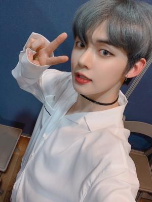 투모로우바이투게더(TXT) 연준, 팬사랑도 만점 비주얼도 만점…‘깜찍하게 브이’