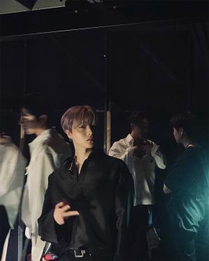 아이콘(iKON) 김진환, 영화 포스터 방불하게 하는 한 컷…‘베일 듯이 날카로운 턱선+콧대’