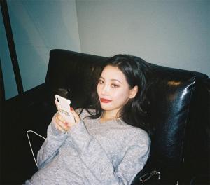 선미(SUNMI), 카메라 향해 시크한 썩소 보내…‘포스甲’