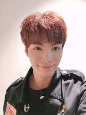 뉴이스트 JR, ‘랜선라이프’ 공식 귀요미의 곰돌 셀카…“완벽한 쩨아리”