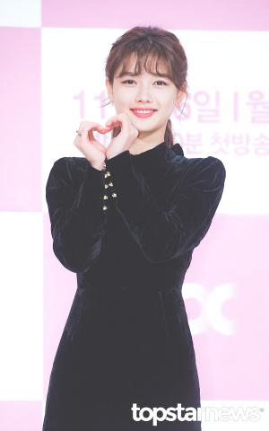 김유정, ‘교복 모델 해도 잘 어울릴 것 같은 청순한 ★’ 1위