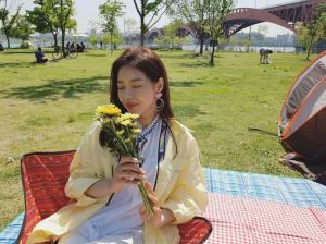 박하나, 한강 공원서 여신美 뿜뿜하는 근황…“윤마리에서 차정임으로 변신한 봄의 요정”