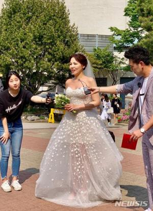 가수 알리 결혼, 유준상♥︎홍은희 부부-길구봉구까지 축하 이어져…남편은 3살 연상의 회사원 (종합)