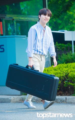 [HD포토] 유승우, ‘기타 직접 들고 출근’ (뮤직뱅크)