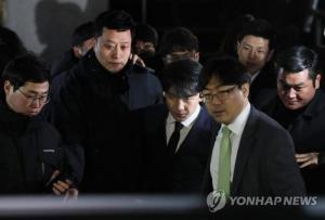 ‘경찰총장’ 윤총경, 뇌물죄·청탁금지법 피한 채 수사 일단락…‘눈가리고 아웅’에 분노한 누리꾼들