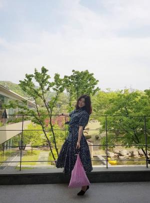 ‘슈스스’ 한혜연, 도트 무늬 블라우스+치마로 완벽한 투피스 패션…“인생 뭐 있어”