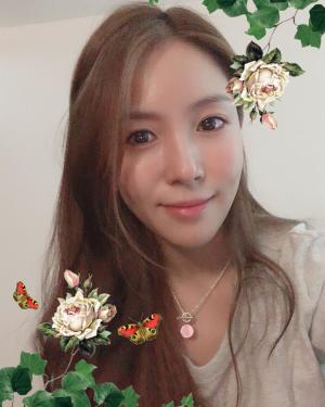 가수 보아(BoA), 꽃과 함께한 청순한 일상…‘20년 케이팝의 아이콘’