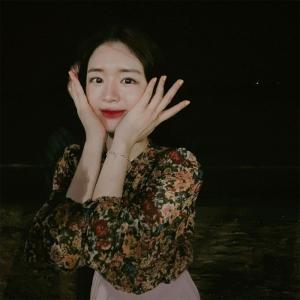 ‘김정훈 소개팅녀’ 김진아, 꽃받침으로 깜찍함 UP…‘천사 비주얼’