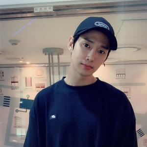 ‘류현경♥’ 박성훈, 올 블랙으로 멋낸 모습…“black”