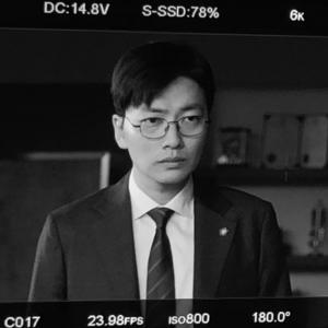 ‘어린 의뢰인’ 이동휘, 무심한 표정의 영화 촬영 당시 모습 공개…“응원 부탁드린다”
