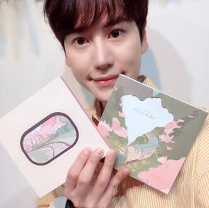 슈퍼주니어(Super Junior) 규현, 신곡 앨범 들고 한 컷…“색감이 넘 이쁘군여”