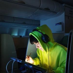 ‘외모지상주의’ 작가 박태준, 어두운 비행기 안에서도 빛나는 미모…‘금수저 인증?’