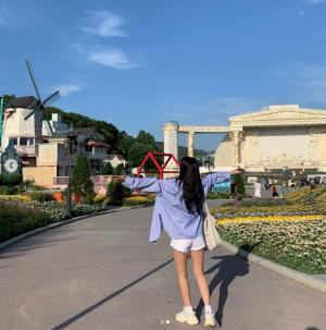 에이오에이(AOA) 설현, 놀이공원 방문 인증샷…운동화를 신어도 완벽한 몸매