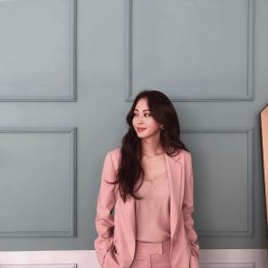 ‘빅이슈’ 한예슬, 분홍색 슈트 완벽 소화…‘동안 외모 소유자’