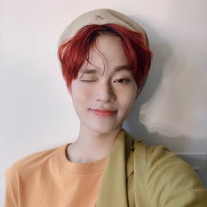 에이비식스(AB6IX) 이대휘, 상큼한 과즙美 뽐내며…‘심장 폭행범’