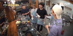 [★픽] ‘강식당2’ 경주 안재현, 짜장떡볶이 짠 맛 이유 찾다 발견한 ‘국간장-진간장 차이’