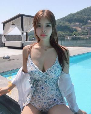‘미스맥심’ 모델 이아윤, 수영장서 공개한 수영복 사진 화제…“갈수록 어려지는 사장님”
