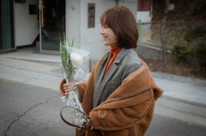 ‘봄밤’ 한지민, 캐릭터 매력 살리는 패션 눈길…‘깔끔한 오피스룩’