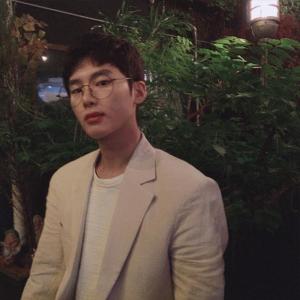 웹드라마 ‘에이틴2’ 김동희, 분위기 넘치는 남친짤 공개 “안경 박제 시급”