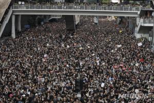 [종합]&apos;홍콩 시위&apos; 일요일 &apos;송환법 반대&apos; 200만명 참여…경찰 강경진압 &apos;후폭풍&apos; 경찰관 가족들까지 &apos;왕따 피해&apos; 속출